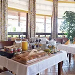 Fiastyuk Udvarhaz Bed & Breakfast 4*