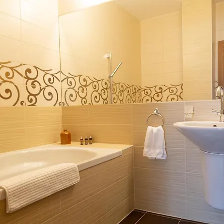 ベッド・アンド・ブレックファスト Fiastyuk Udvarhaz