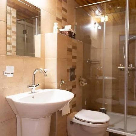 Fiastyuk Udvarhaz Csor