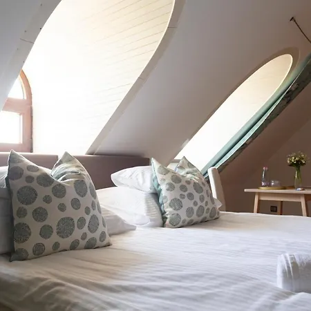 Fiastyuk Udvarhaz Bed & Breakfast 4*