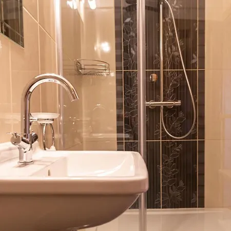 Fiastyuk Udvarhaz Csor