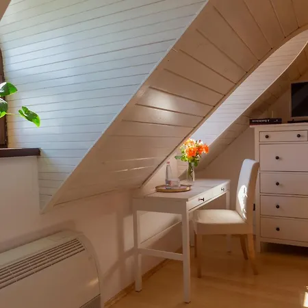 Fiastyuk Udvarhaz Bed & Breakfast