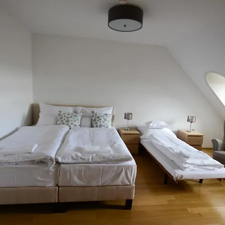 Fiastyuk Udvarhaz Bed & Breakfast