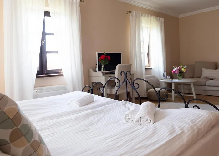 Bed & Breakfast Fiastyúk Udvarház 4*