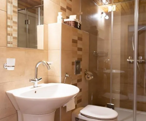 Fiastyuk Udvarhaz Csor