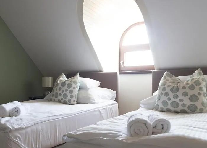 Bed & Breakfast Fiastyúk Udvarház 4*